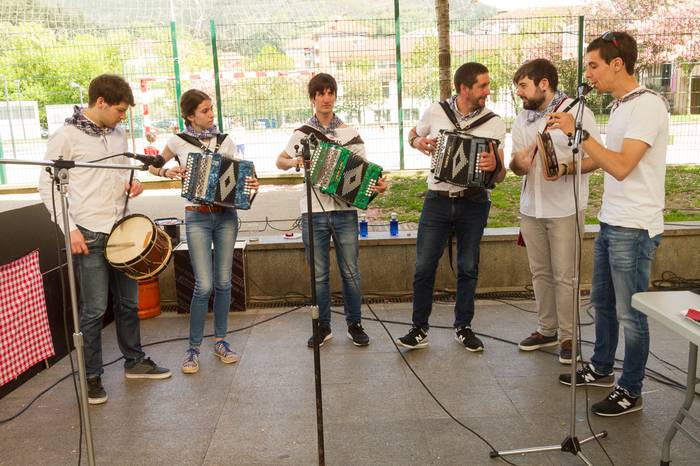 Ehunka dantzari eta ikusle b 36 1524466335726