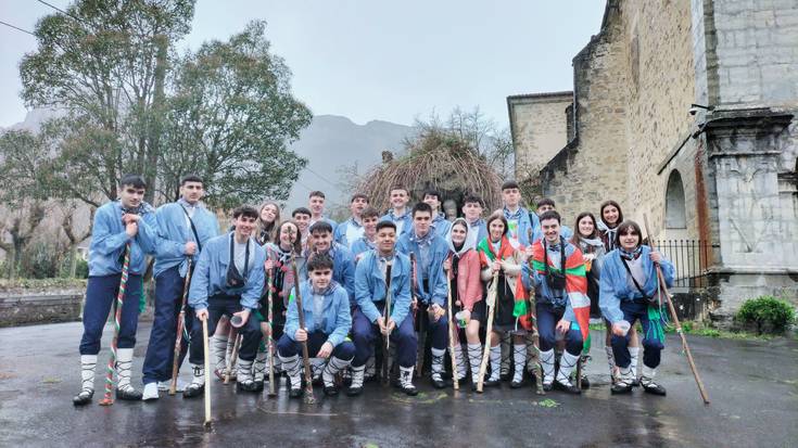 Tradizioei eutsi eta egun osoko jaia ospatu dute Urduñako Kintoek
