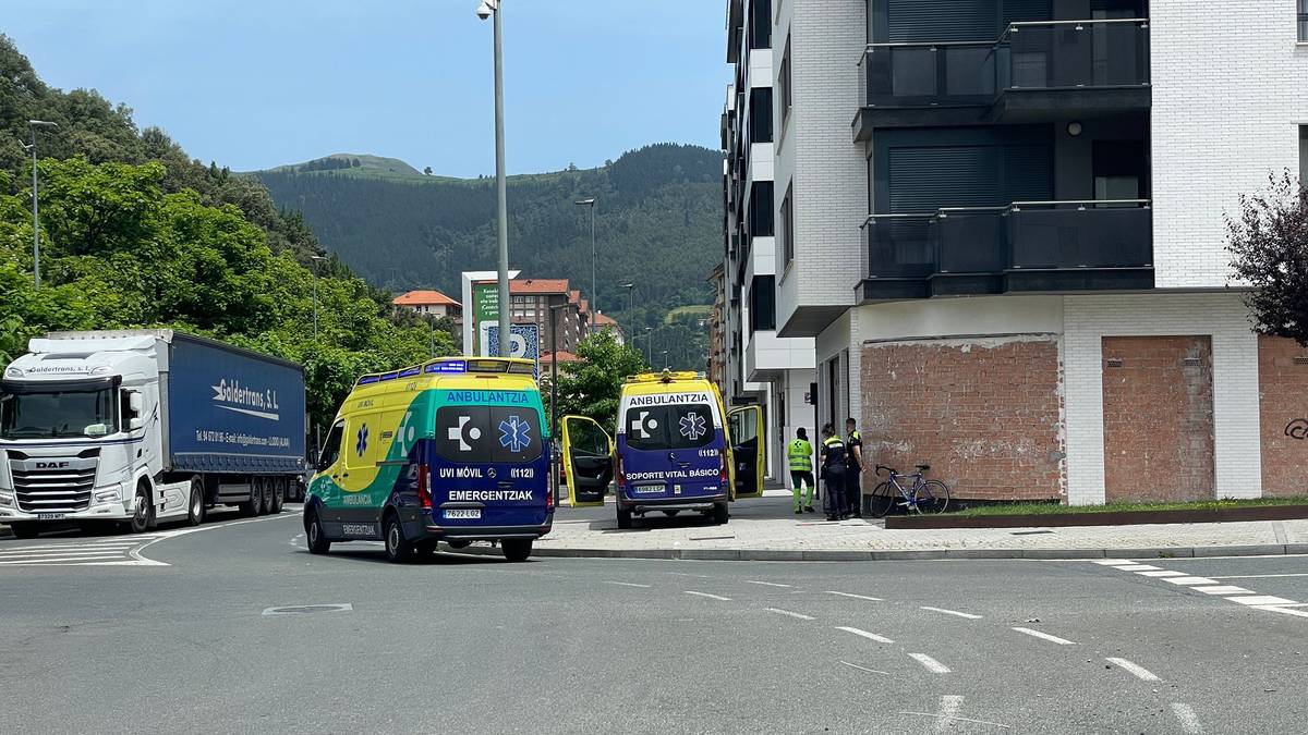 Auto batek txirrindulari bat harrapatu du Laudioko Zumalakarregi etorbidean