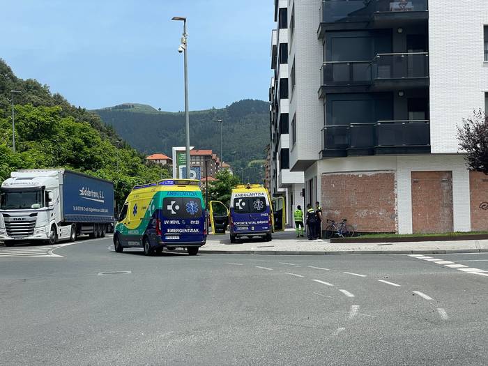 Auto batek txirrindulari bat harrapatu du Laudioko Zumalakarregi etorbidean