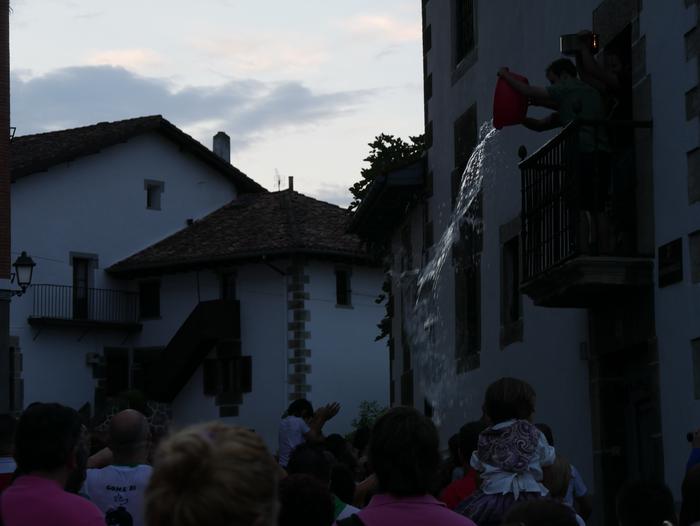 Ura eskatzen zeharkatu dute  64 1536437432040