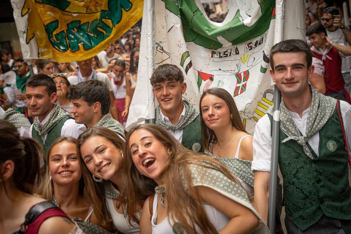 Festa-giro goria piztu du La 46 1755257017027