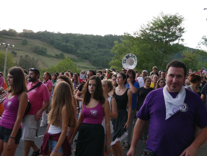 Ura eskatzen zeharkatu dute  8 1536436339089