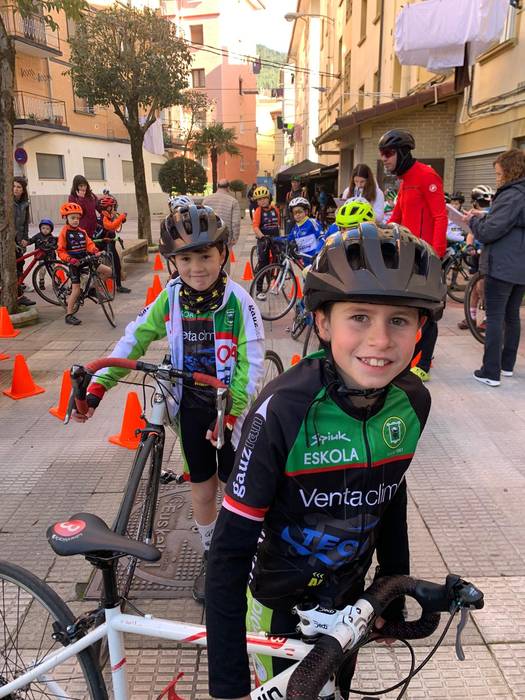 Txirrindulari gazteek erloju 37 1771856213516