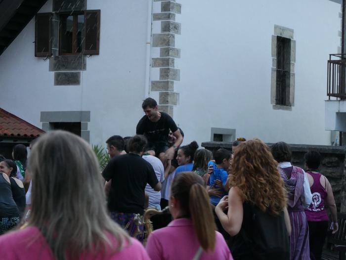 Ura eskatzen zeharkatu dute  66 1536437470244