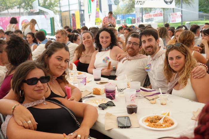 Ehunka lagunek egin dute bat 33 1755423080106