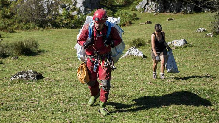 Auzolanean garbitu dituzte Austegiarmingo inguruan dauden kobazulo eta leizeak