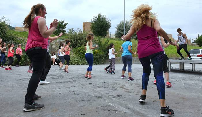 Zumba dantzatzeko elkartu zi 19 1498479759186