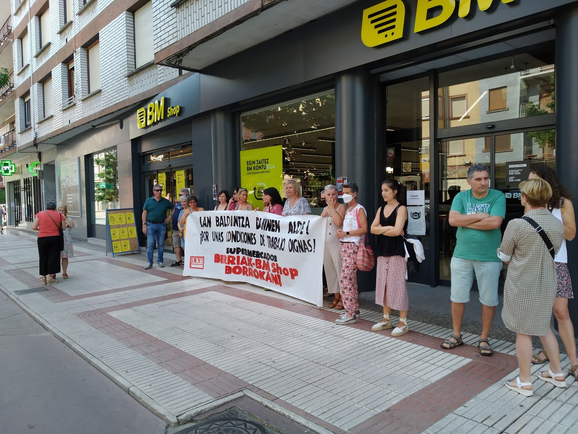 Mobilizatzeari ekin diote Berriak-BM supermerkatuetan, "orain arte lortutakoa ez galtzeko"