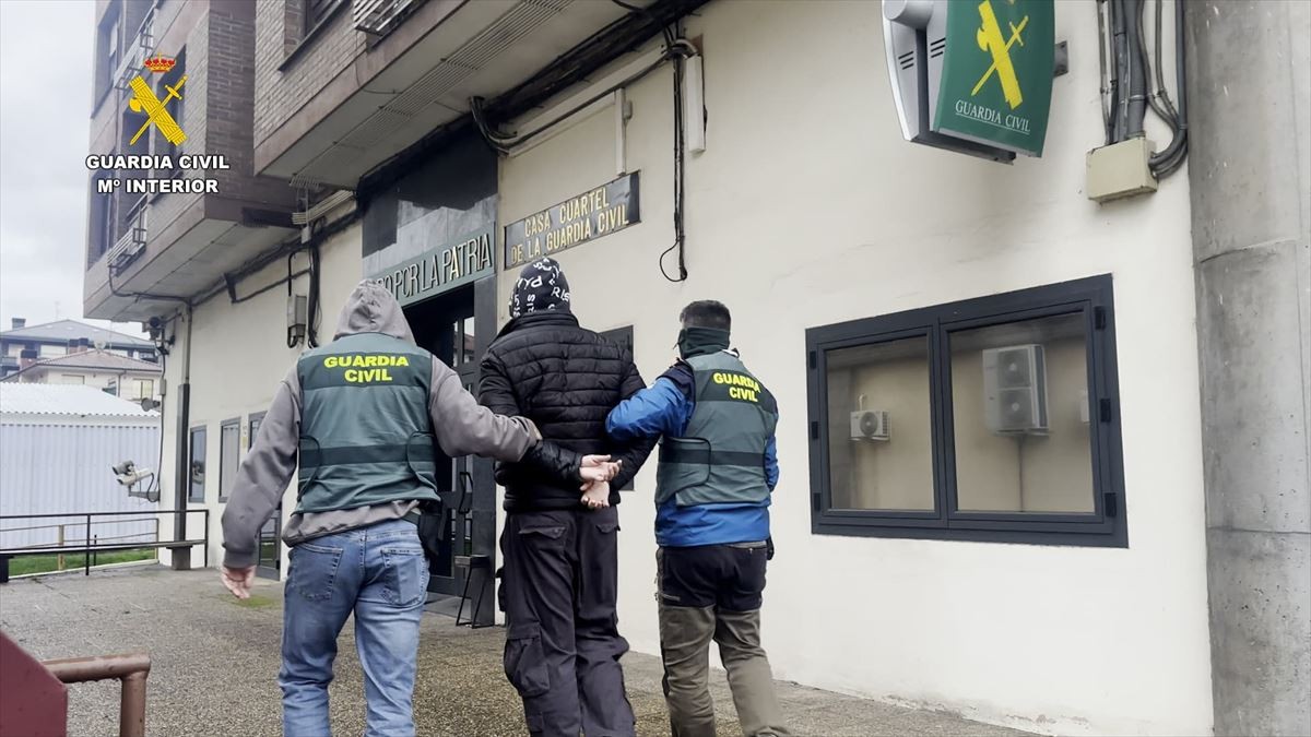 Gizon bat atxilotu du Guardia Zibilak Amurrion, hildako bi agenteren kontura sare sozialetan barre egitea egotzita
