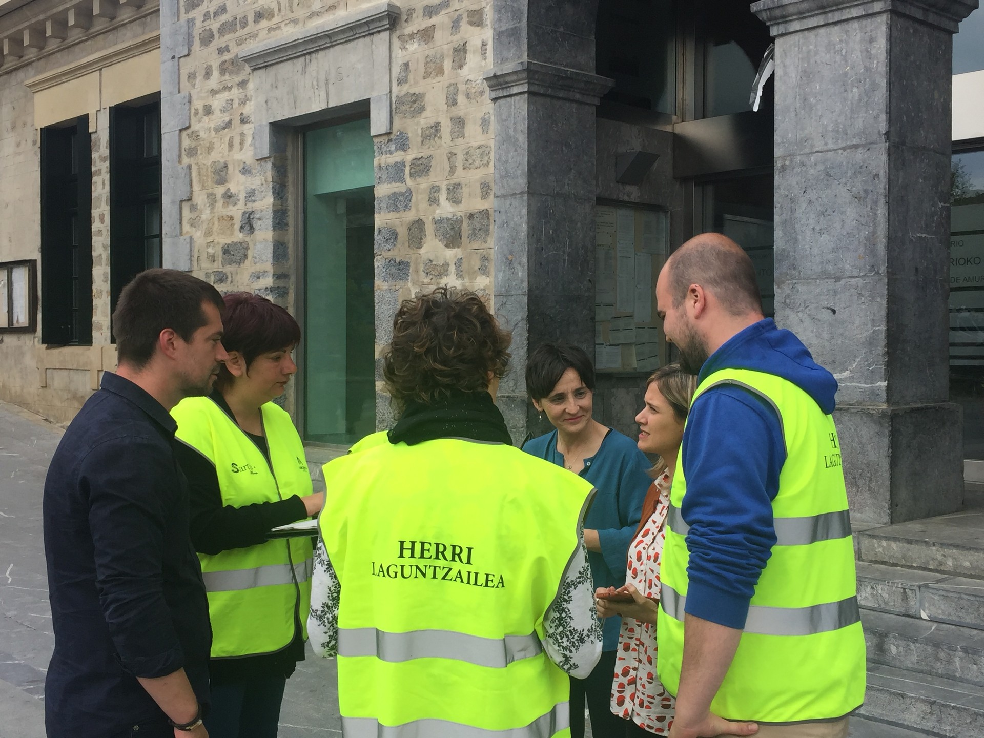 Amurriok lau herri laguntzaile ditu, herritarren eta udalaren arteko lotura lanak egiteko