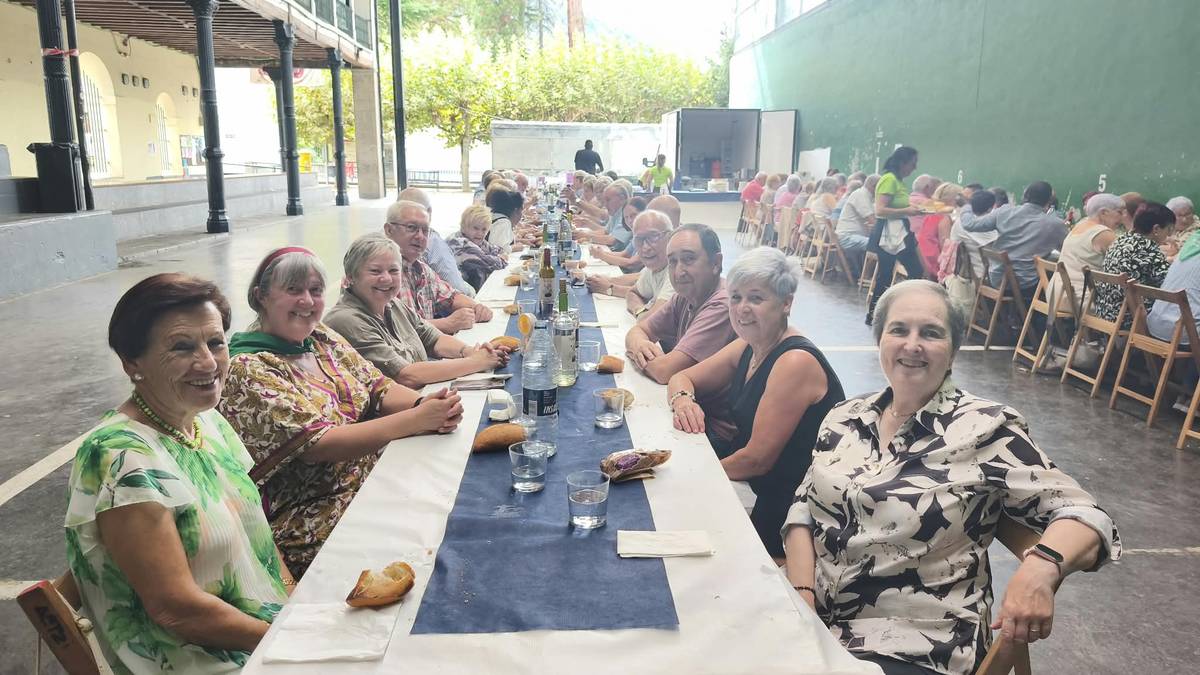 Herriko nagusientzako egitarauak hartu zituen atzo Artziniegako jaiak