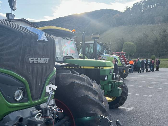 "Traktorada" egin dute Artzi 16 1768766473953