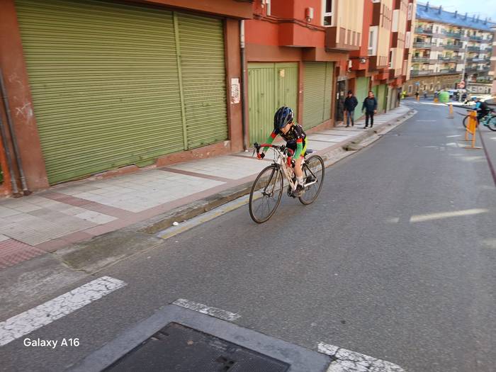 Txirrindulari gazteek erloju 8 1771856144889