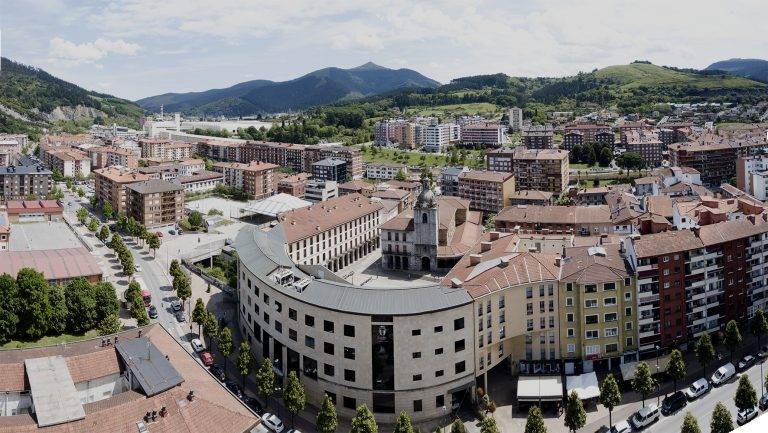 2026ko ordenantza fiskalak lantzeari ekin dio Laudioko Udalak, eta eskua luzatu die gainerako taldeei adostasun zabala lortzeko