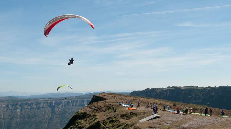 Parapentean zebilen pertsona batek istripua izan du Gorobel mendilerroan