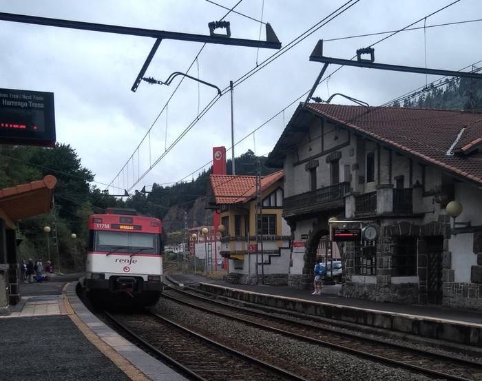 Urtarrilean hasiko dira Aretako tren geltokian lurpeko pasabidea eraikitzeko obrak
