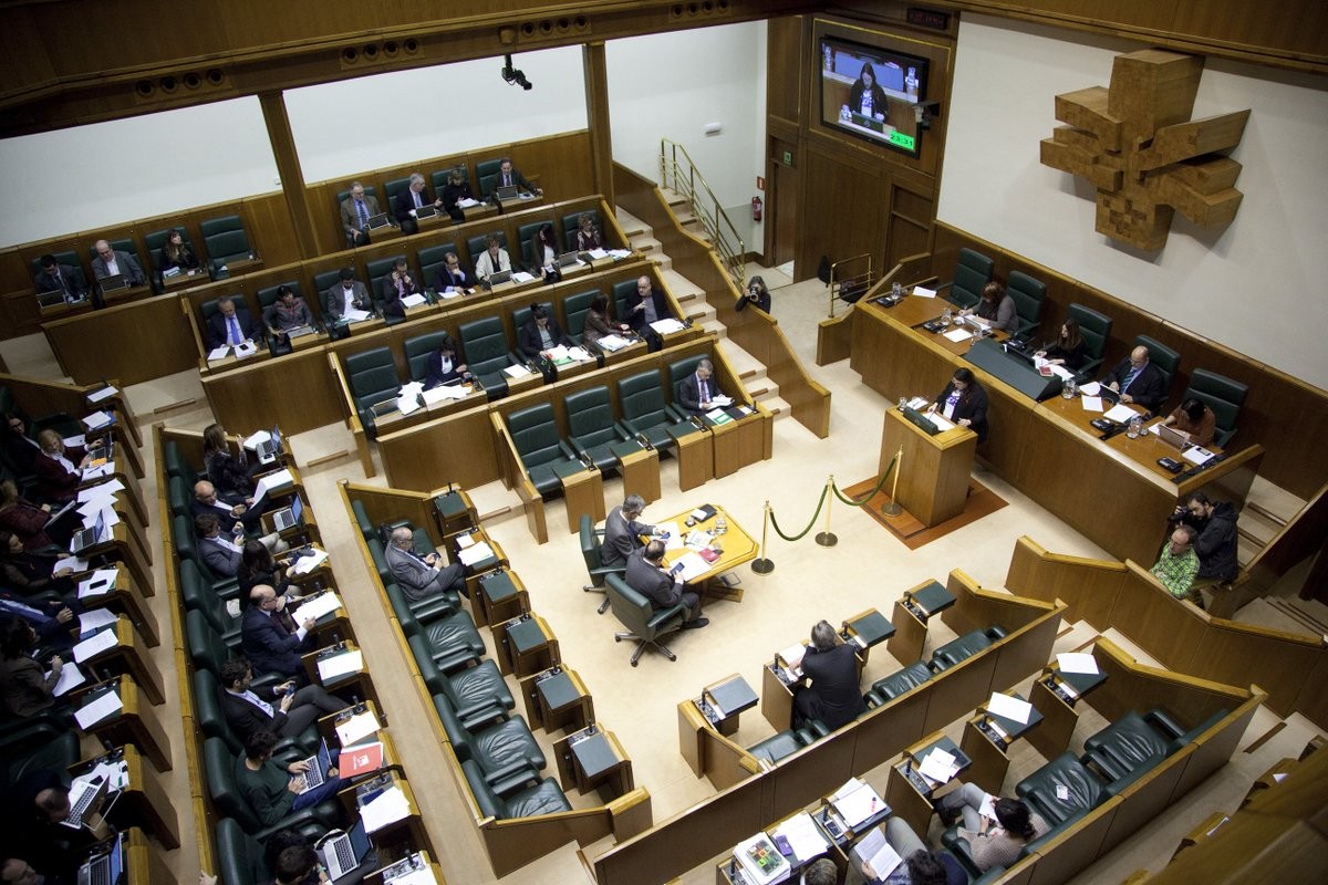Zenbat eserleku uste duzu lortuko dituela alderdi bakoitzak igandeko hauteskundeetan?