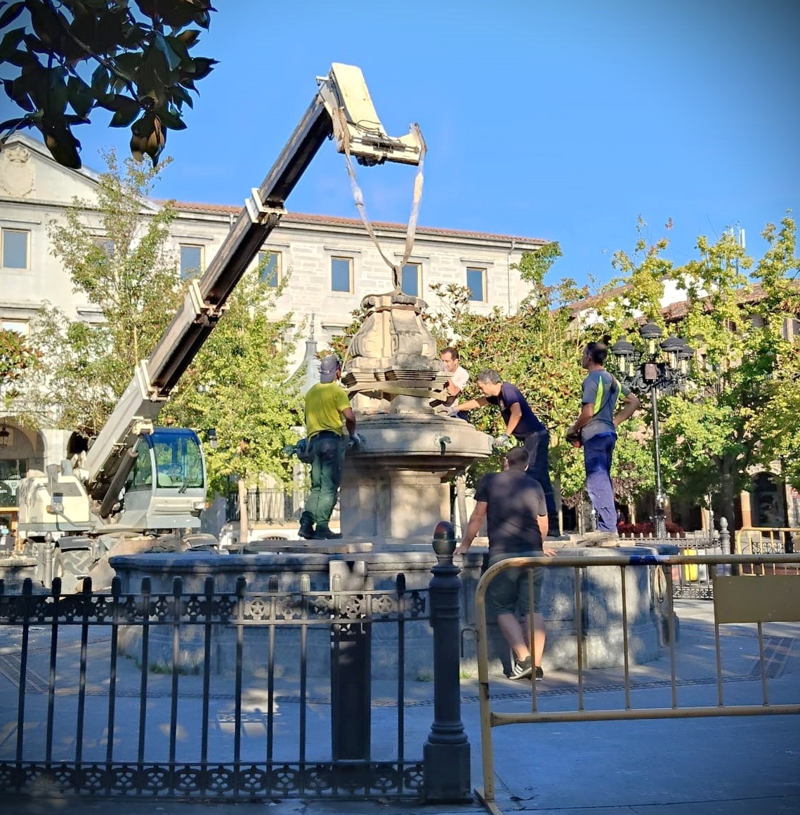 Foru plazako piloia konpontzeari ekin diote