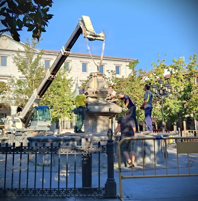 Foru plazako piloia konpontzeari ekin diote