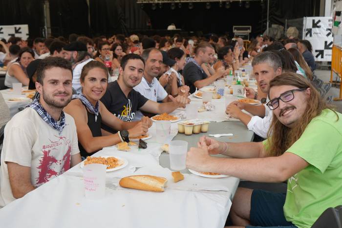 Ehunka lagunek egin dute bat 6 1755423000791