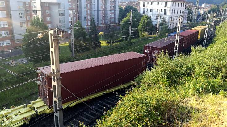 Atzerapenak daude tren zerbitzuan, tren bat bidetik atera delako