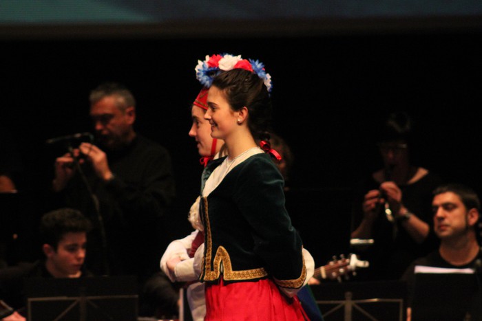 Eskualdeko ehundik gora dantzari eta musikarik koloreztatu zuten Amurrio Antzokiko oholtza - 80