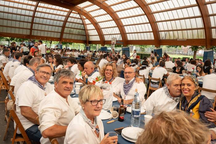 Ehunka lagun bildu dituzte j 33 1757018414855