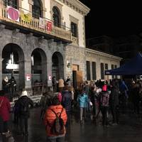 Euskararen eguna: Txokolatada eta Ugarte Otxotearen kalejira, kandelen argipean