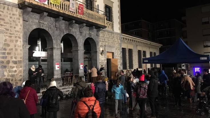 Euskararen eguna: Txokolatada eta Ugarte Otxotearen kalejira, kandelen argipean