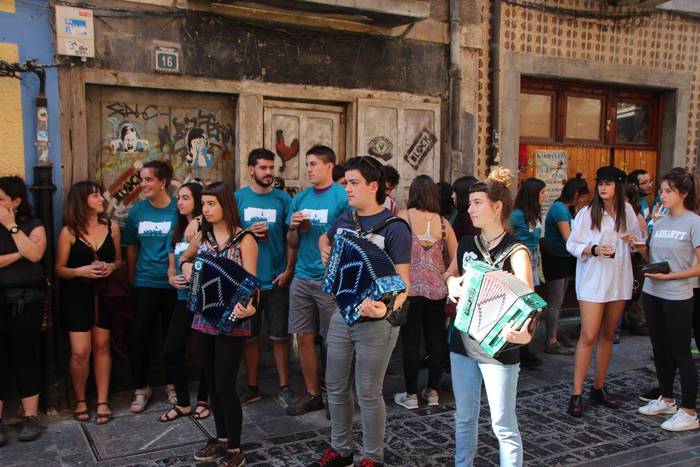 Gazte ugari batu zituen Inde 19 1508073858841