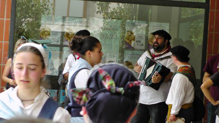 Dantza taldeak taldeak izan  68 1496052819414