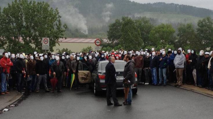 Tubos Reunidos enpresako langileek lantegiaren sarrera blokeatu dute gaurko lanuztean ere