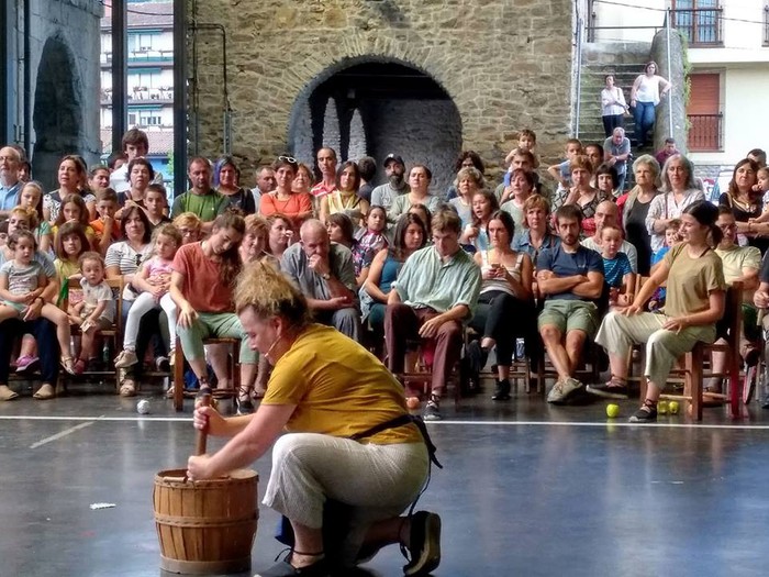 Oinkari dantza taldeak "Sagartu" ikuskizuna eskaini zuen ostiralean - 3