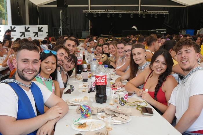 Ehunka lagunek egin dute bat 19 1755423053492