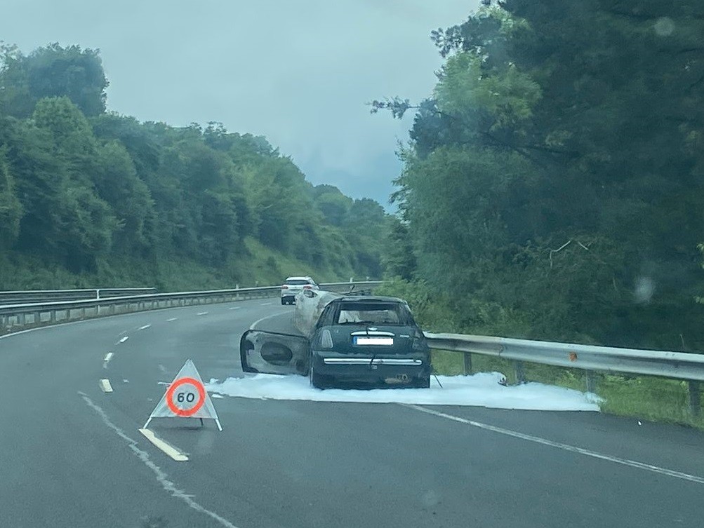 Auto bat kiskali da Laudion, errepidean istripua izan ondoren