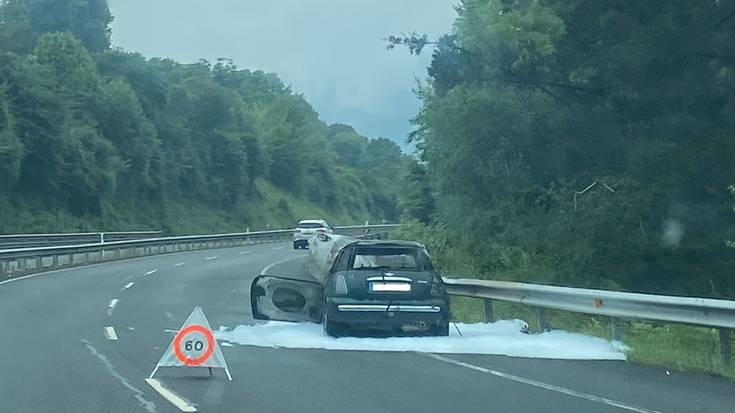 Auto bat kiskali da Laudion, errepidean istripua izan ondoren