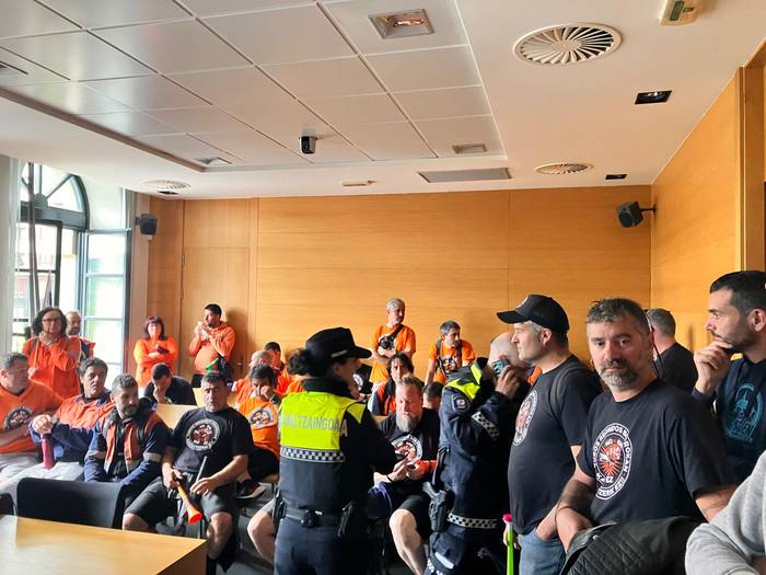 Udaletxea ordubetez okupatu dute Tubos Reunidoseko langileek, alkateari azalpenak eskatzeko Bruselan izandako bilerari buruz
