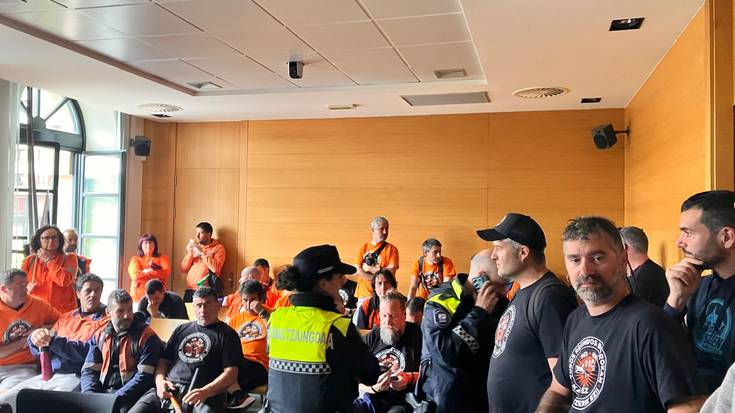 Udaletxea ordubetez okupatu dute Tubos Reunidoseko langileek, alkateari azalpenak eskatzeko Bruselan izandako bilerari buruz