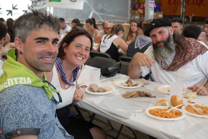 Ehunka lagunek egin dute bat 8 1755423009741