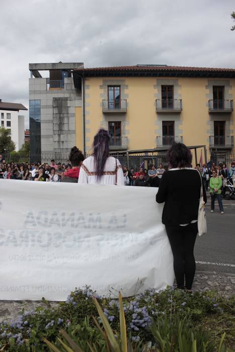 Aiaraldeko mugimendu feministaren epaitegiko protesta