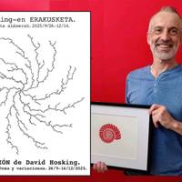 Bisita gidatua David Hoskingen erakusketatik