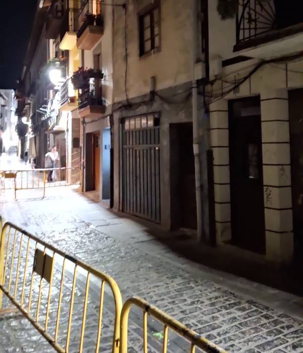 Urduñako Alde Zaharreko eraikin bat erortzeko arriskuan dago, baina egoera kontrolpean dute erakundeek