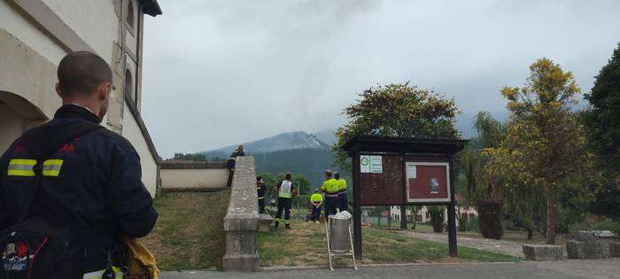 Lantenoko sutea perimetratu eta egonkortzea lortu dute, baina lana geratzen da guztiz itzaltzeko