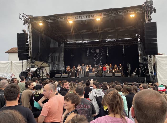 EHZ festibalean parte hartzeko sarrera bikoitza zozkatuko du Aiaraldea Komunikabideak