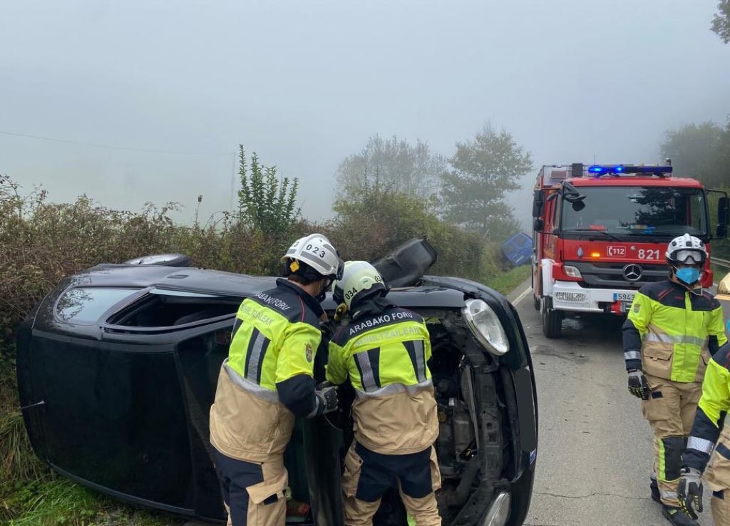 Bi autok elkar jo dute Okondon, eta zauritu bat ospitalera eraman dute