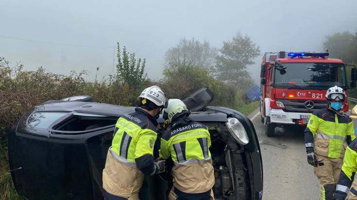 Bi autok elkar jo dute Okondon, eta zauritu bat ospitalera eraman dute