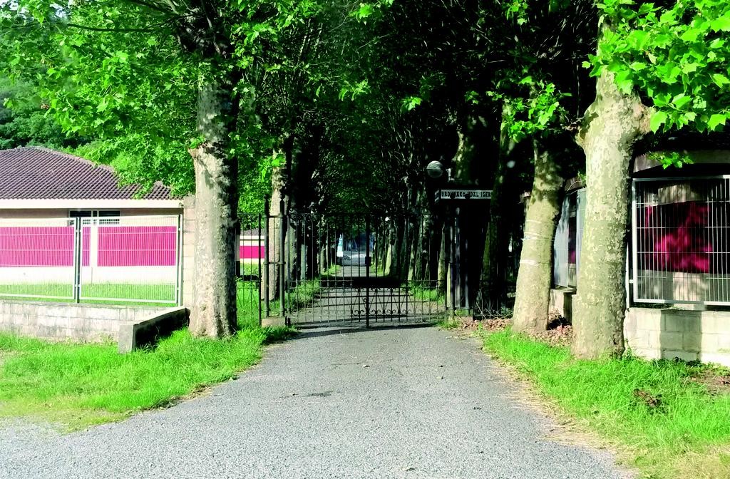 Hainbat obra egin eta gero, bihar irekiko dira igerilekuak