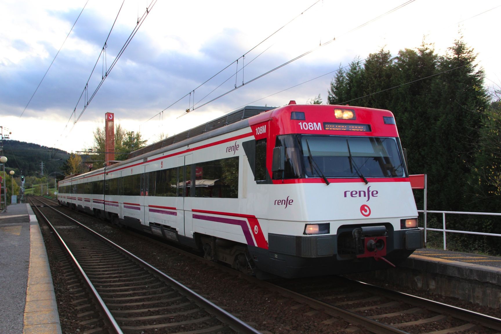 Renfeko 9 tren zerbitzu geratu dira gaur bertan behera, gidari guztiak egon arren