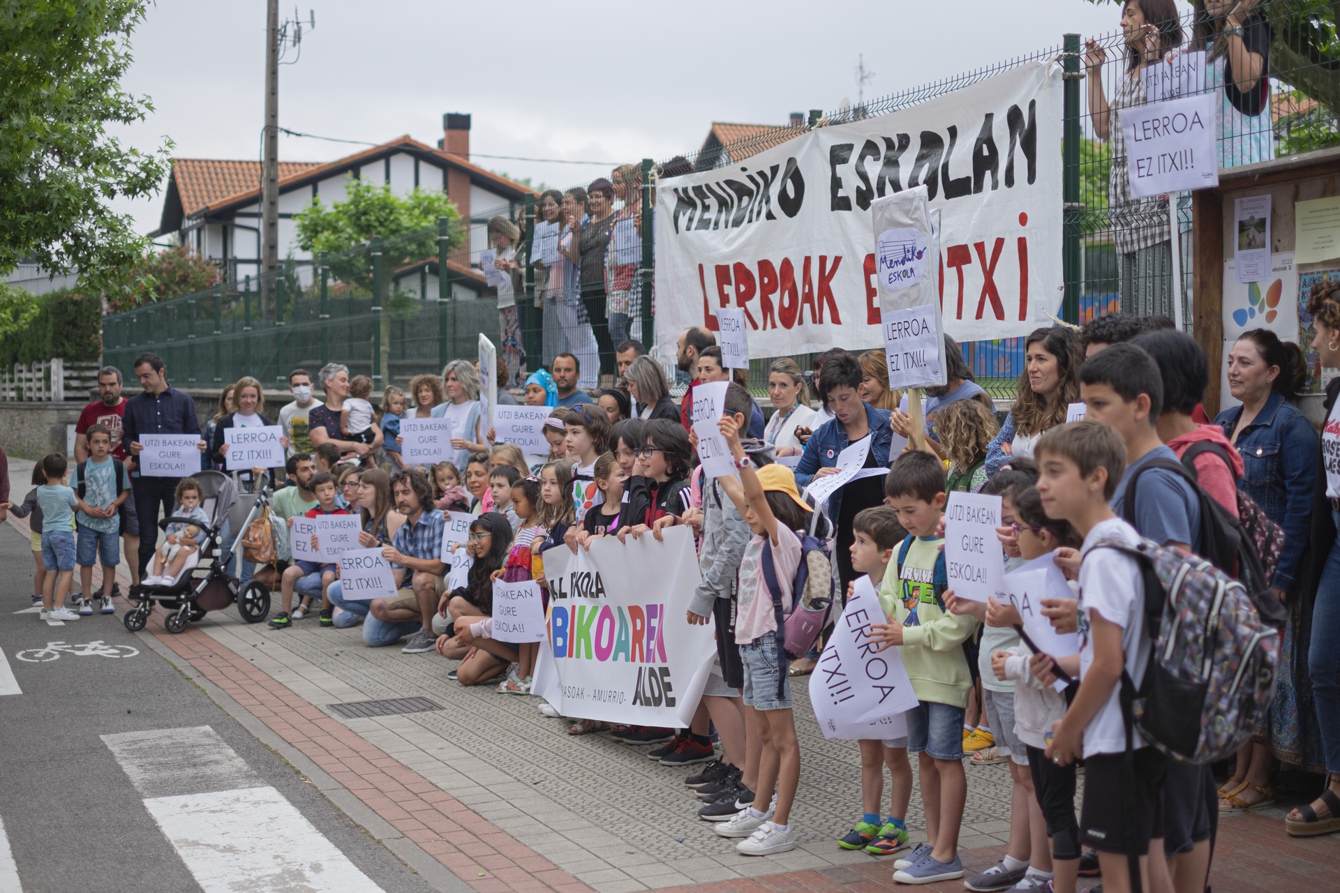 18 familiari Zaraobe Institutuan matrikulatzea ukatu diete eta itunpeko ikastetxe batera bideratu dituzte, salatu dutenez